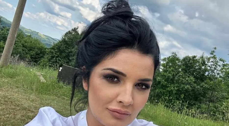 HAOS NA MREŽAMA Milena Popović šokirala selfijem sa groblja, udovica Olivera Ivanovića stala da napravi selfi (FOTO)