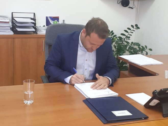 V.d. direktora Službenog glasnika Miloš Lukić potpisao odluke o objavljivanju Ukaza predsjednika Republike (FOTO)