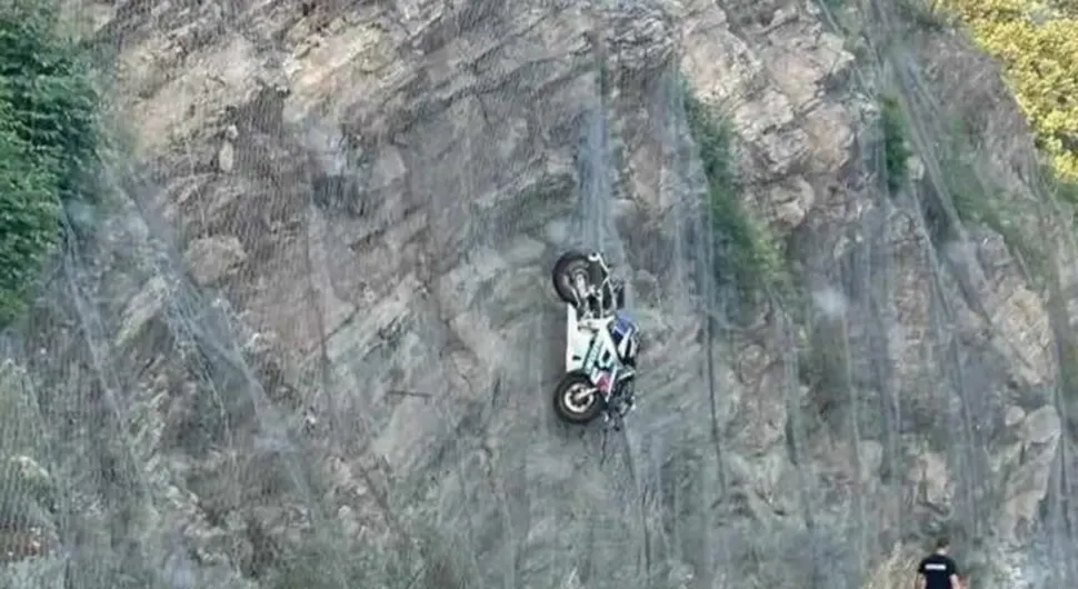 HOROR U BUGARSKOJ Dvoje mrtvih u stravičnoj nesreći: Motor "lansiran" na stijenu (FOTO)