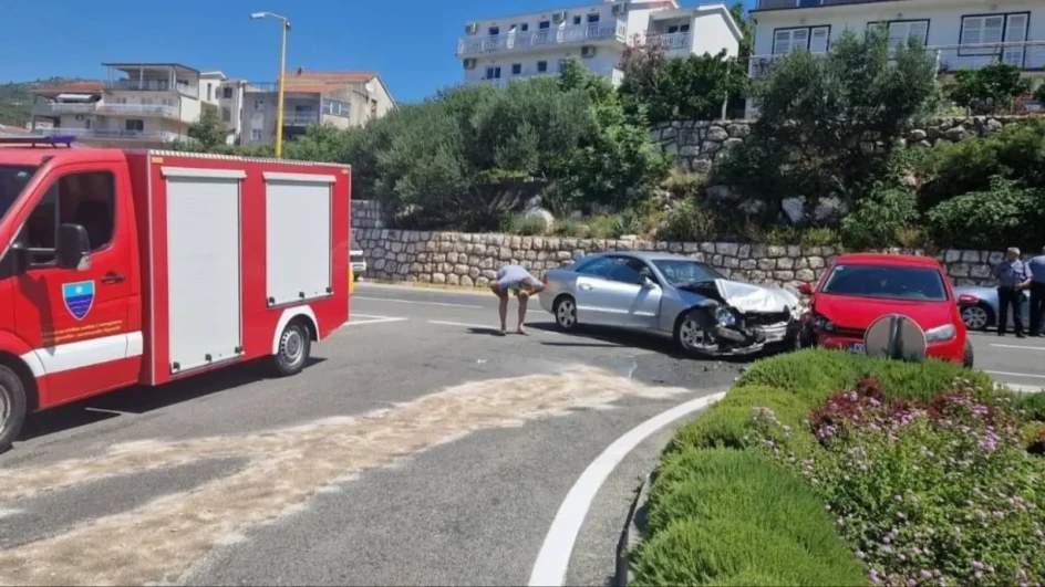 Na licu mjesta policija i vatrogasci: Teška saobraćajna nesreća u Neumu