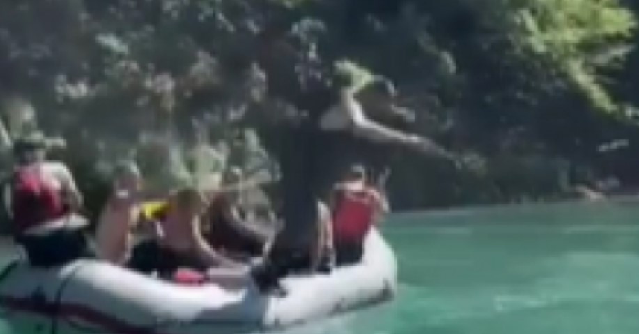 JOKIĆ AKROBACIJOM NA DRINI ODUŠEVIO SVE Nikola napravio salto u Drinu i pokupio aplauze (VIDEO)
