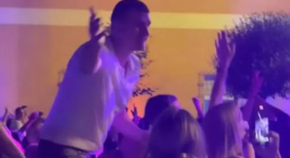 SVJETSKI, A NAŠ! "Pozdravi je pozdravi" - Jokić se popeo na stolicu pa zapjevao poznati hit (VIDEO)