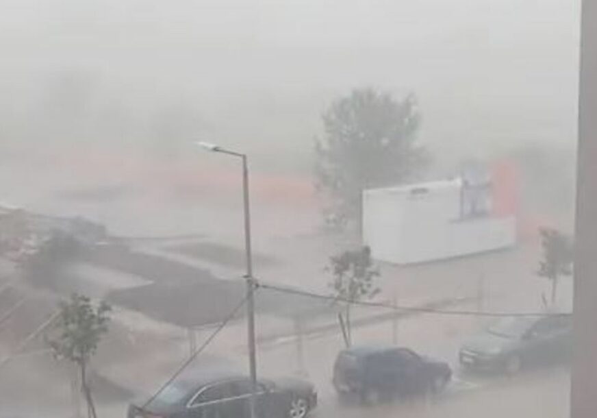NEVRIJEME NAPRAVILO HAOS U NIŠU Nebo crno, ulice pod vodom (FOTO/VIDEO)