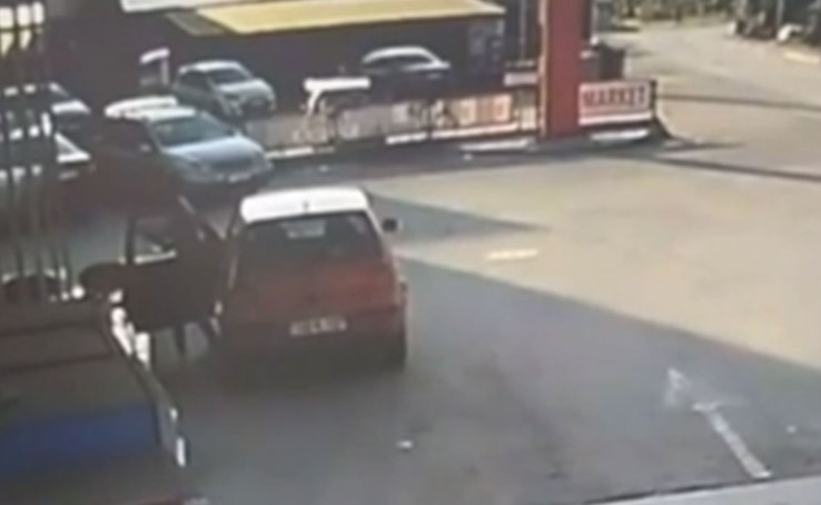 NEOBIČNA SCENA NA PALAMA Auto sam "pobjegao" sa pumpe, vozač ga zbunjeno tražio (VIDEO)