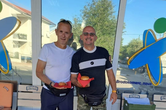 DJEVOJČICA SA KROFNAMA UJEDINILA REGION Braća iz Rijeke zasukala rukave i pokazala da dobrota ne poznaje granice (FOTO)