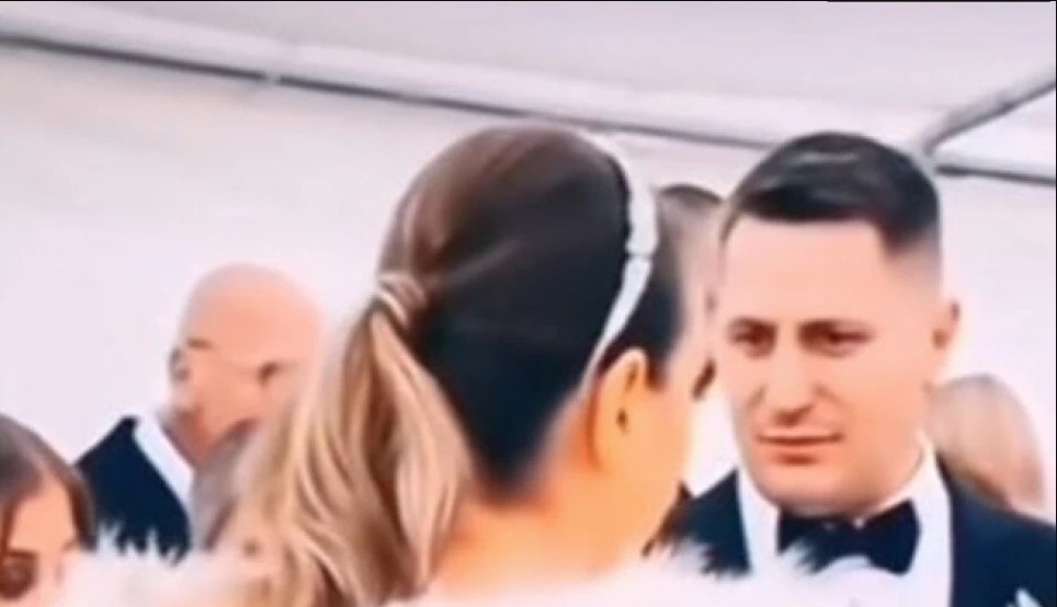 "TO SNAJKA" Urnebesna scena sa srpske svadbe, mladoženja ostao frapiran kad je vidio mladu šta je potegla (VIDEO)
