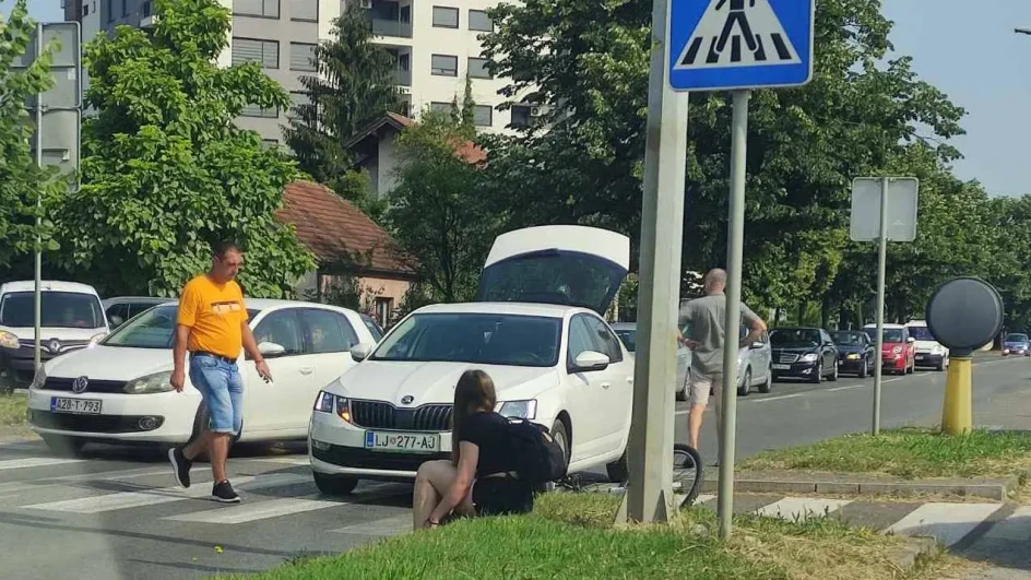 SAOBRAĆAJNA NEZGODA U BANJALUCI Automobilom pokosio biciklistkinju (FOTO)