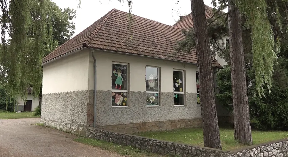 ŠKOLSKE KLUPE U MJESTU NADOMAK DOBOJA ZJAPE PRAZNE Škola u Bušletiću bez prvačica ove jeseni