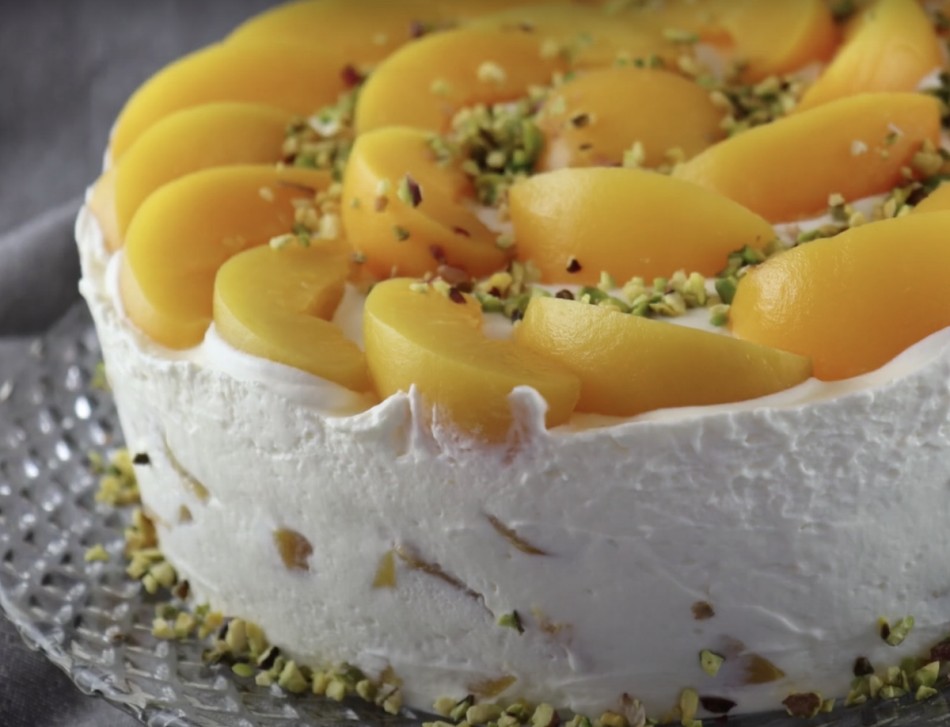 VOĆNA TORTA SA BRESKVAMA, ŠLAGOM I PISTACIJAMA Najljepši ukras vaše ljetne trpeze