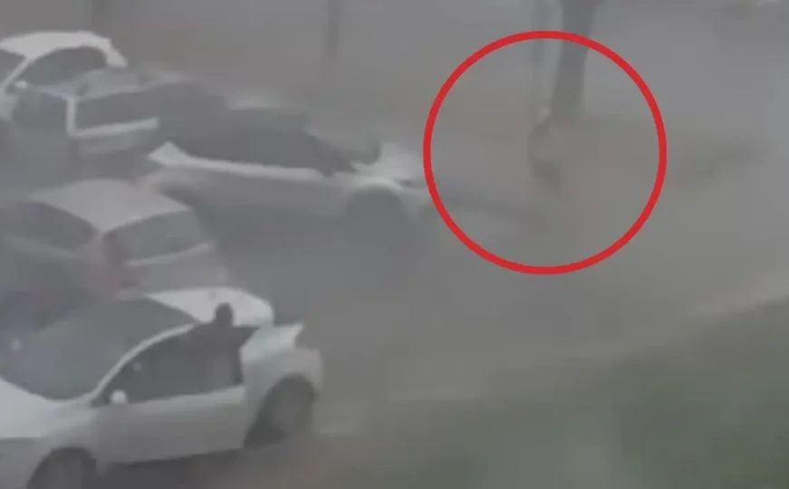 "ON JE MOJ ANĐEO ČUVAR" Žena koju je oluja prikovala uz saobraćajni znak traži momka koji ju je spasio (VIDEO)