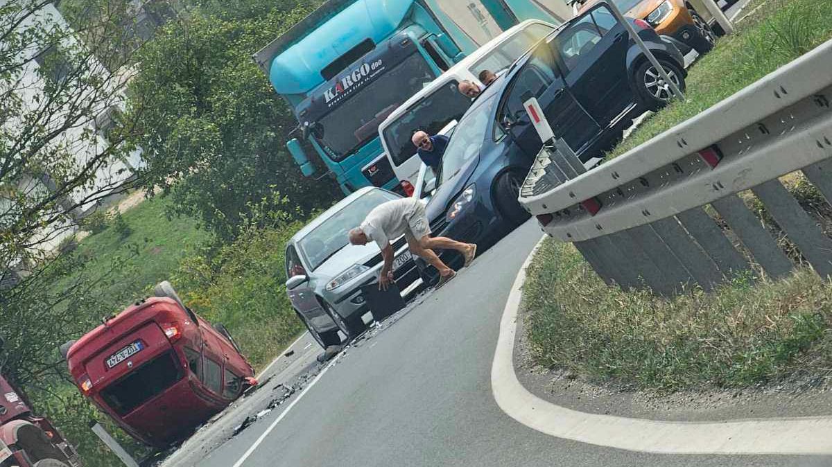 SAOBRAĆAJNA NESREĆA KOD ŽEPČA Sudar tri vozila: Jedno završilo na krovu, dvije osobe povrijeđene