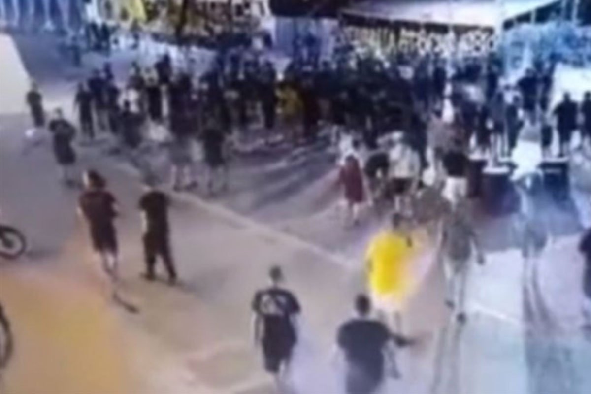 Isplivao novi snimak tuče navijača Dinama i AEK-a (VIDEO)