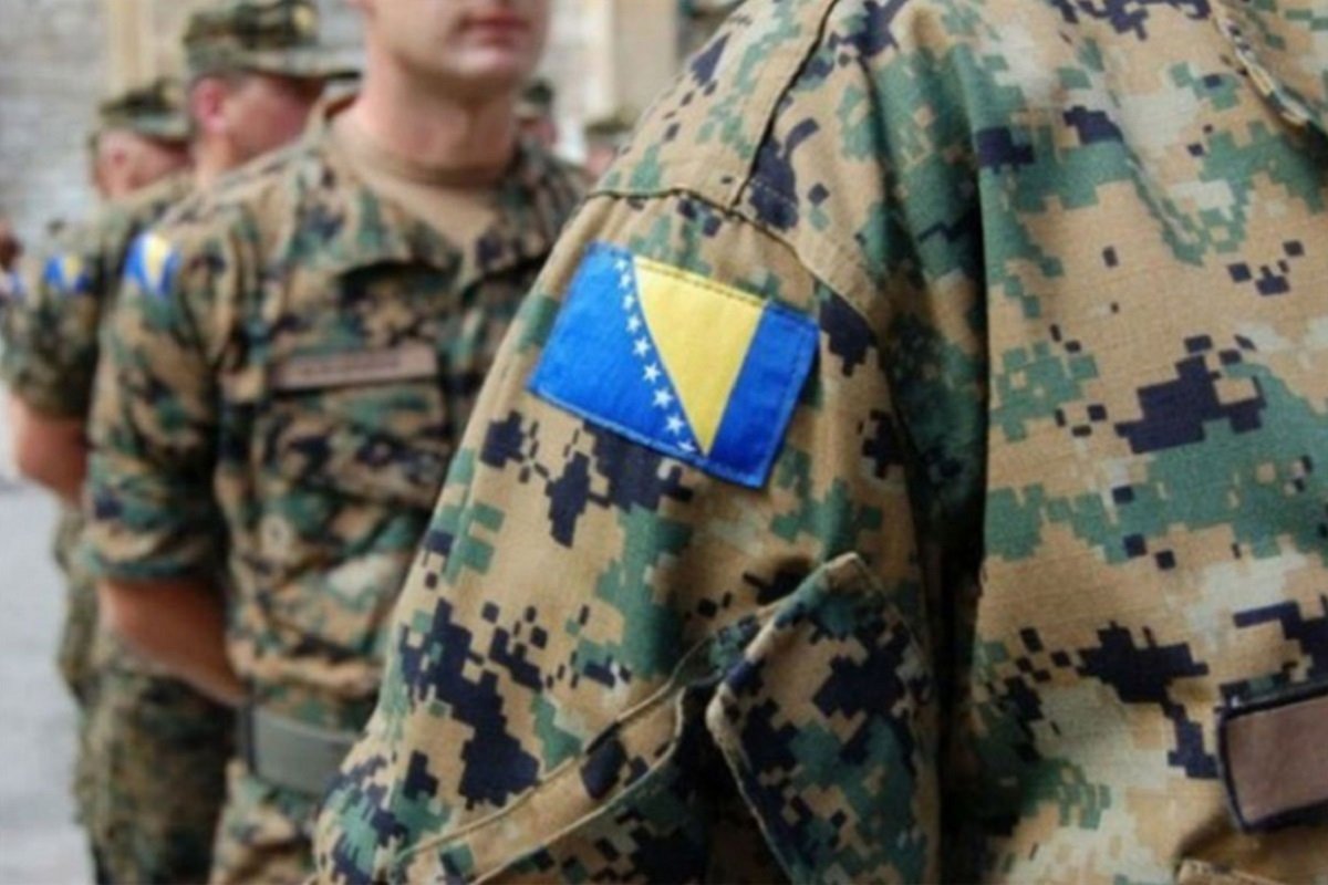 Udaljen iz službe vojnik bošnjačke nacionalnosti koji je srpskog kolegu napao nožem