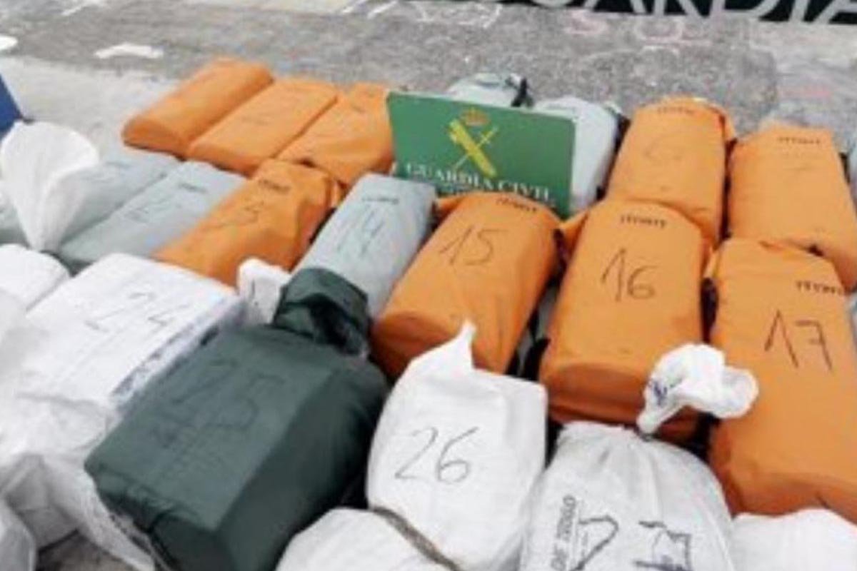 Državljani Srbije i Hrvatske uhapšeni zbog šverca 700 kilograma kokaina (VIDEO)