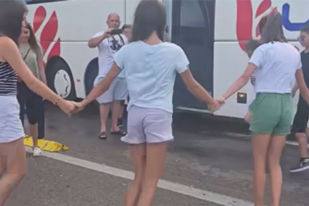 Graničnom policajcu zasmetalo što su djeca zaigrala kolo na granici (VIDEO)