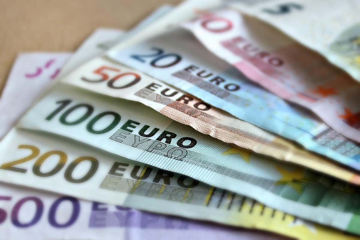 Evro pao u odnosu na dolar zbog loših vijesti iz evrozone i Njemačke