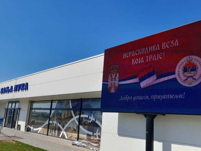 Na banjalučkom Aerodromu bilbord dobrodošlice delegaciji Srbije u Republiku Srpsku