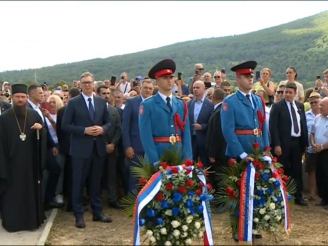 POLOŽENI VIJENCI NA PETROVAČKOJ CESTI Republika Srpska i Srbija obilježavaju Dan stradanja u pogromu "Oluja" (FOTO/VIDEO)