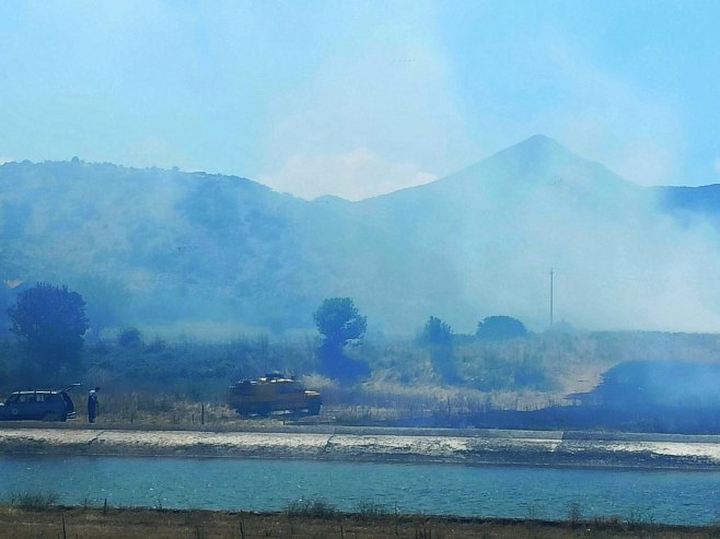 U okolini Trebinja izbio požar većih razmjera (FOTO)