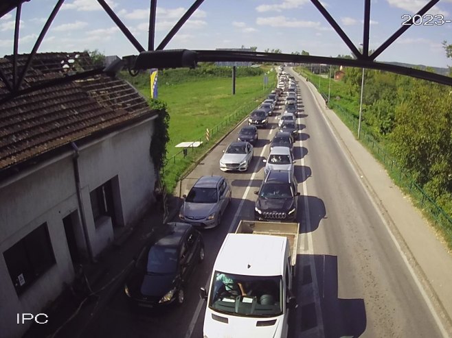 NAORUŽAJTE SE STRPLJENJEM Gužve na više graničnih prelaza