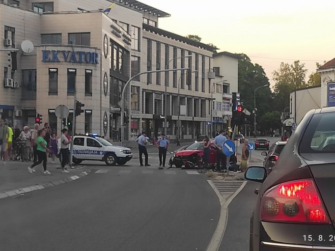 SAOBRAĆAJNA NEZGODA U BANJALUCI U sudaru učestvovali automobil i motor, policija na licu mjesta (FOTO)