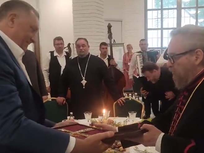 SRPSKA I SRBIJA NAŠA DVA KRILA Dodik darovao časni krst episkopu Lukijanu (VIDEO)
