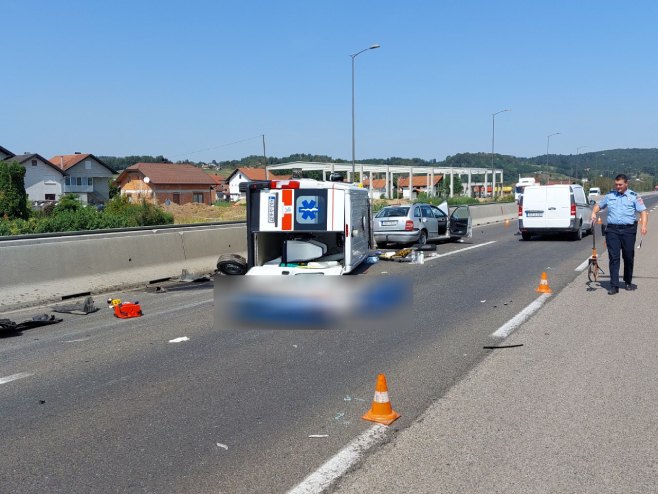 OGLASILI SE IZ UKC RS U saobraćajnoj nesreći na brzoj cesti Banjaluka-Laktaši stradao pacijent iz sanitetskog vozila