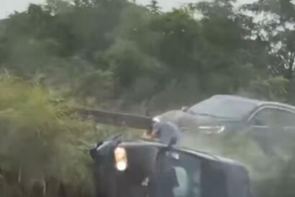 AUTO SLETIO SA MOSTA TOKOM NEVREMENA Dramatičan prizor u Beogradu (VIDEO)