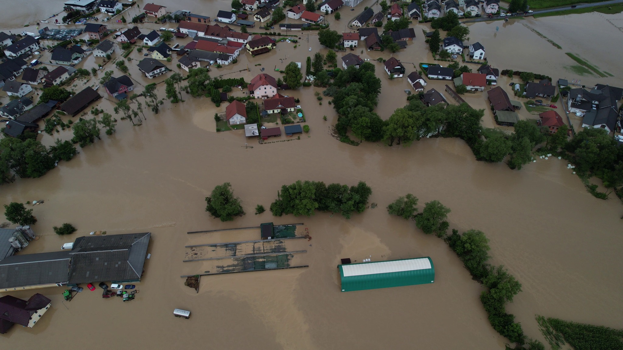 KATASTROFALNI PRIZORI U SLOVENIJI, OGLASILE SE SIRENE Bujice nose sve pred sobom, mjesta odsječena (FOTO/VIDEO)