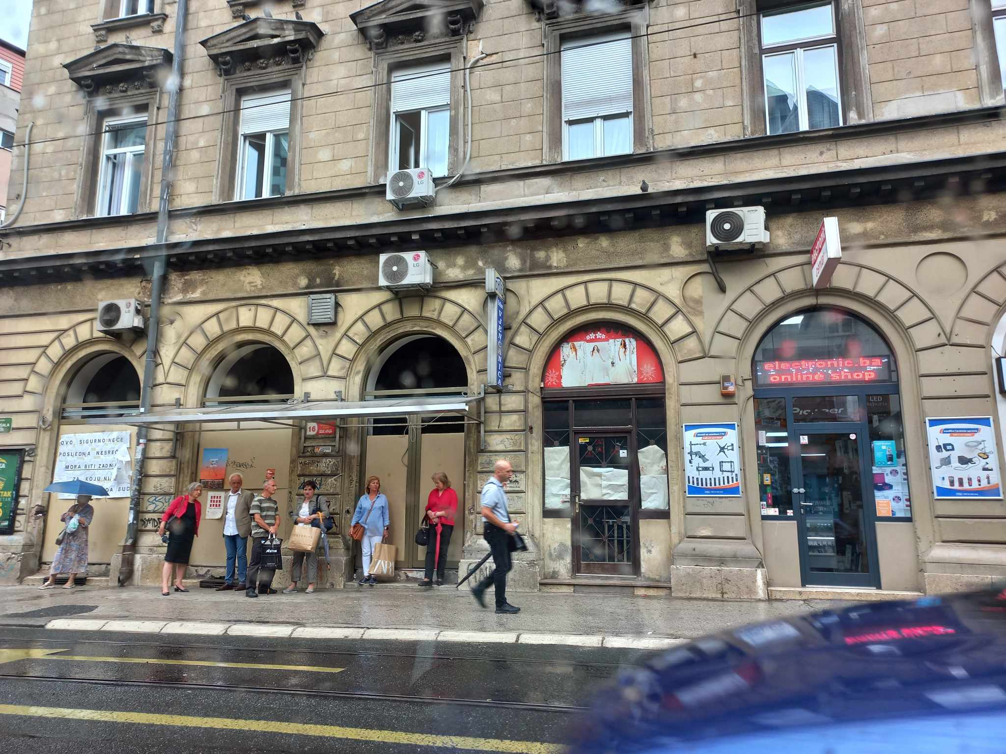 DRAMA U BH. GRADU Pala fasada sa zgrade, ima povrijeđenih (FOTO)