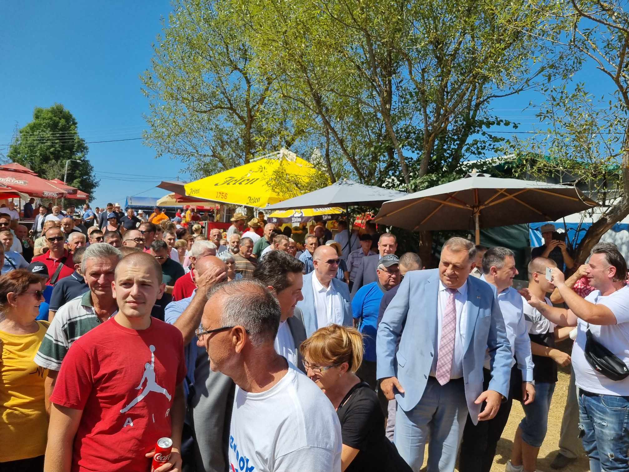 PREDSJEDNIK PROŠAO KOČIĆEVIM STAZAMA Zvaničnici Srpske stigli na Manjaču! Zboraši srdačno dočekali Dodika! (FOTO/VIDEO)