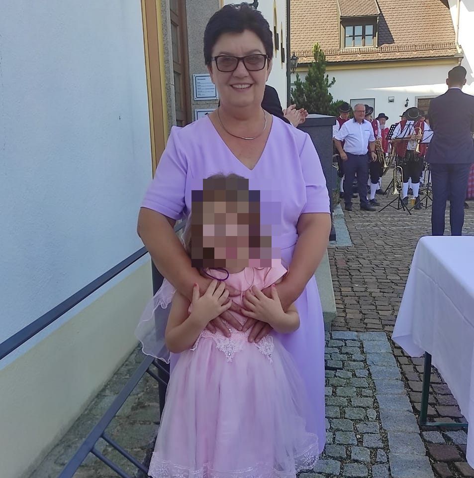 OVO JE DJEVOJČICA KOJA JE SVJEDOČILA TRAGEDIJI Novi detalji horora u Živinicama: Unuka bila u kući sa bakom tokom stravičnog čina (FOTO)