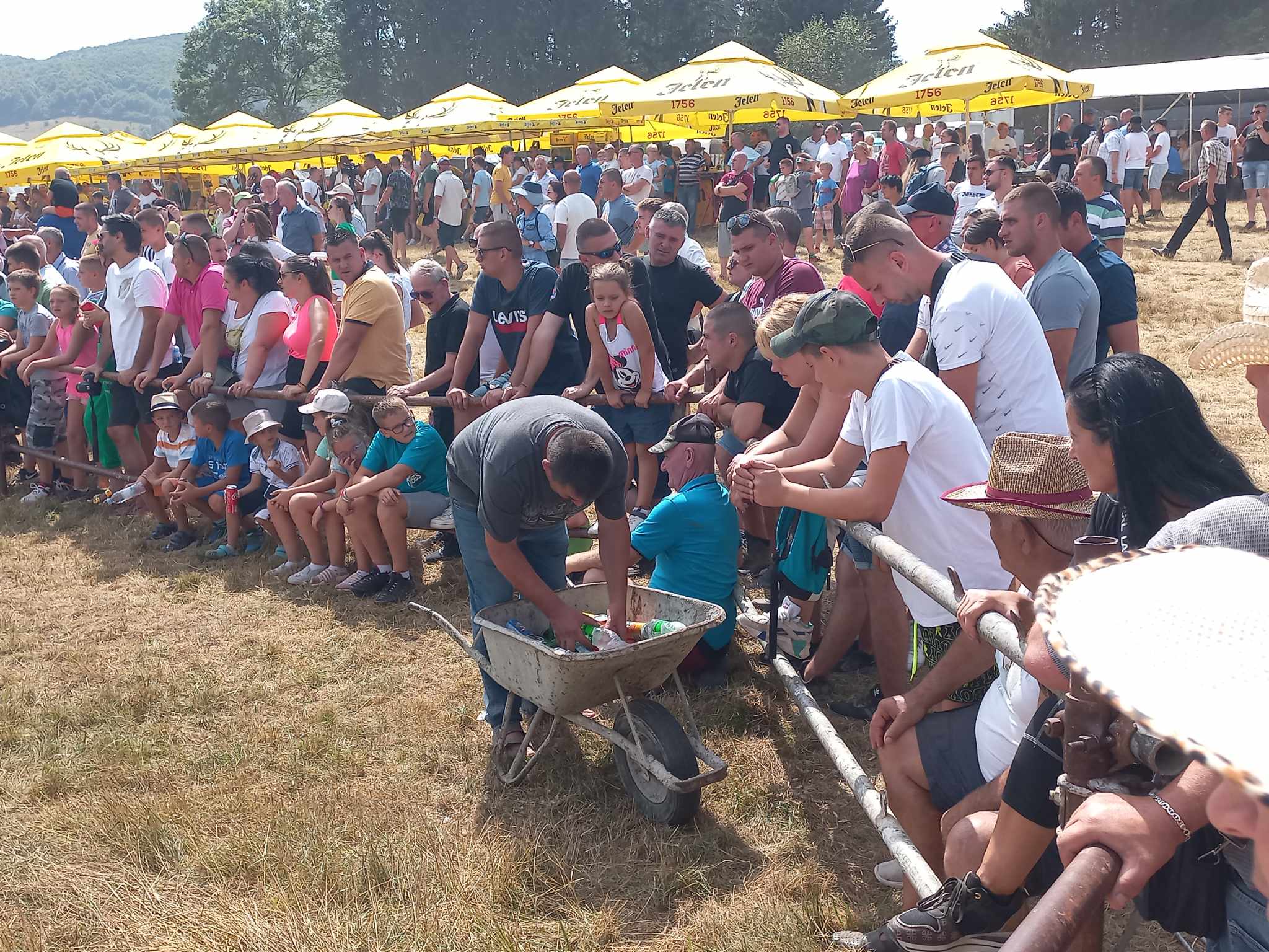 CRVENA ZVIJER STIGLA DIREKTNO IZ ČEŠKE Da li je ovo najljuća mašina na Kočićevom zboru? (FOTO)