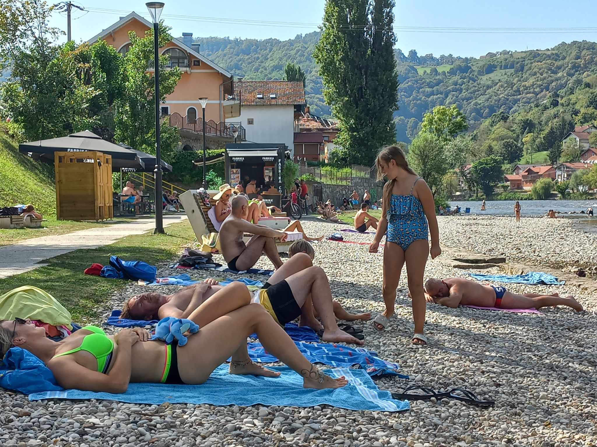 "BANJALUČKO MORE" SPAS OD PAKLENIH VRUĆINA Banjalučani pohrlili na svoj Vrbas, plaže krcate u posljednjim danima avgusta (FOTO)