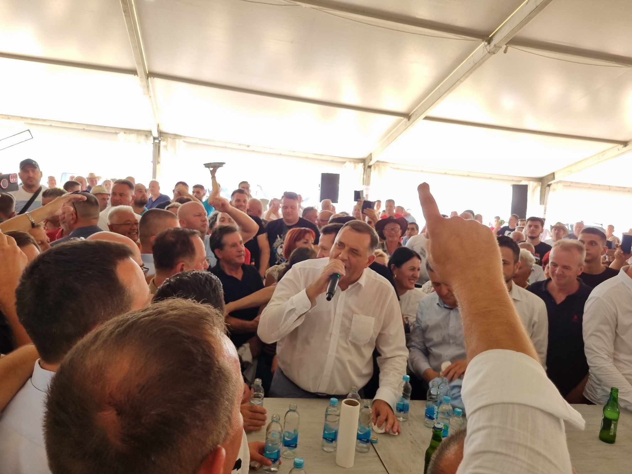 DODIK KONKURENCIJA BAJI MALOM KNINDŽI Predsjednik Srpske zapjevao na zboru, u šatoru ne može "igla da padne" (VIDEO)