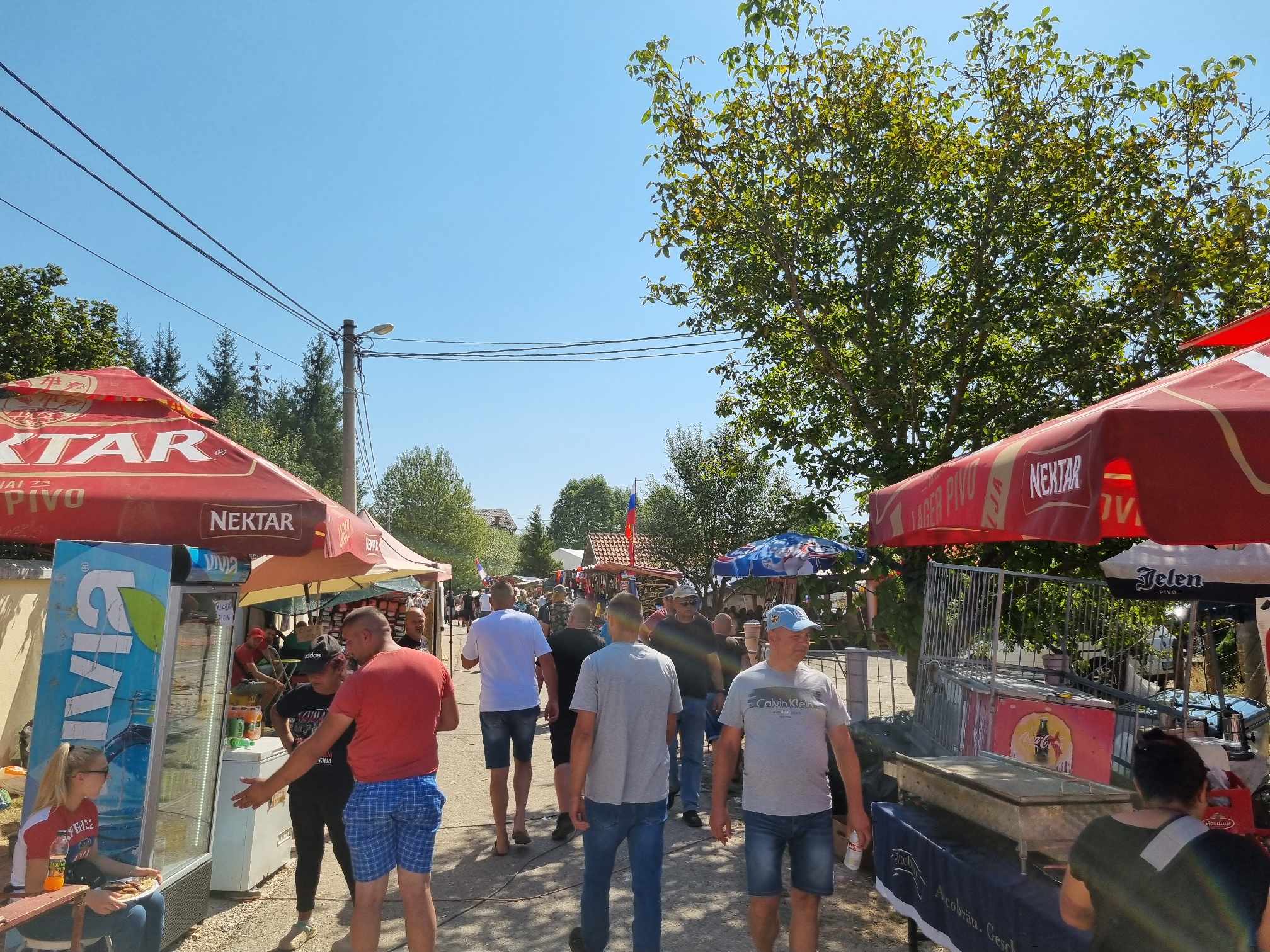 MANJAČA JE DANAS CENTAR SVIJETA! Rijeke ljudi pristižu na Kočićevo Zmijanje! Prizori sa zborišta obećavaju dobru zabavu i ove nedjelje (FOTO/VIDEO)