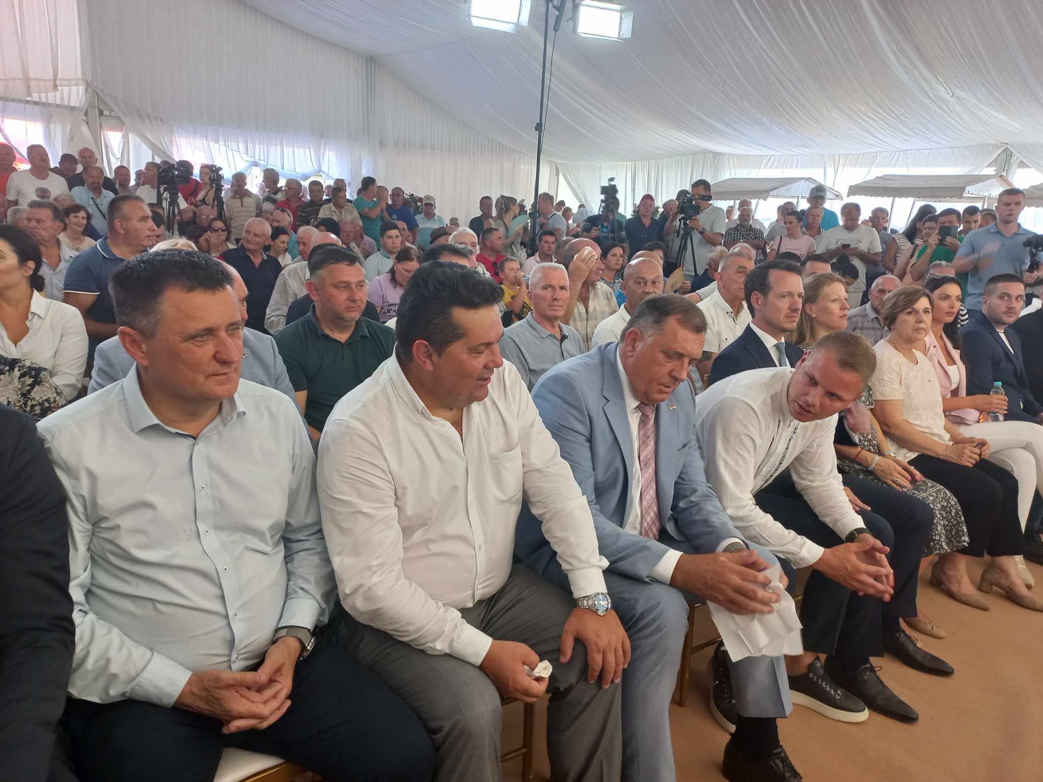 DRAŠKO U "SENDVIČU" S jedne strane predsjednik, a s druge princ! Mladi gradonačelnik briše znoj sa čela, ali se odlično snalazi (FOTO)