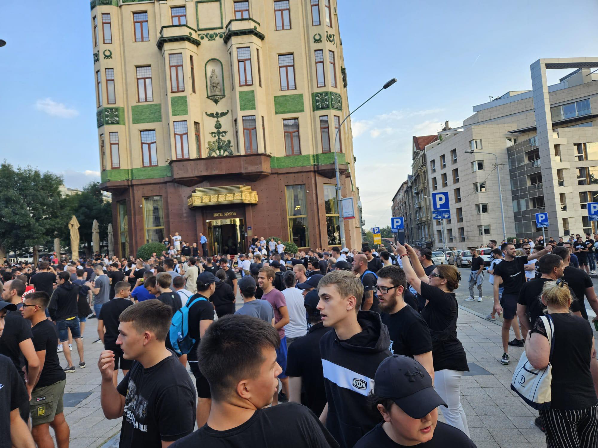 PROTEST NAVIJAČA PARTIZANA Od Terazija do Humske, a cilj je jasan: Uprava napolje! (FOTO/VIDEO)