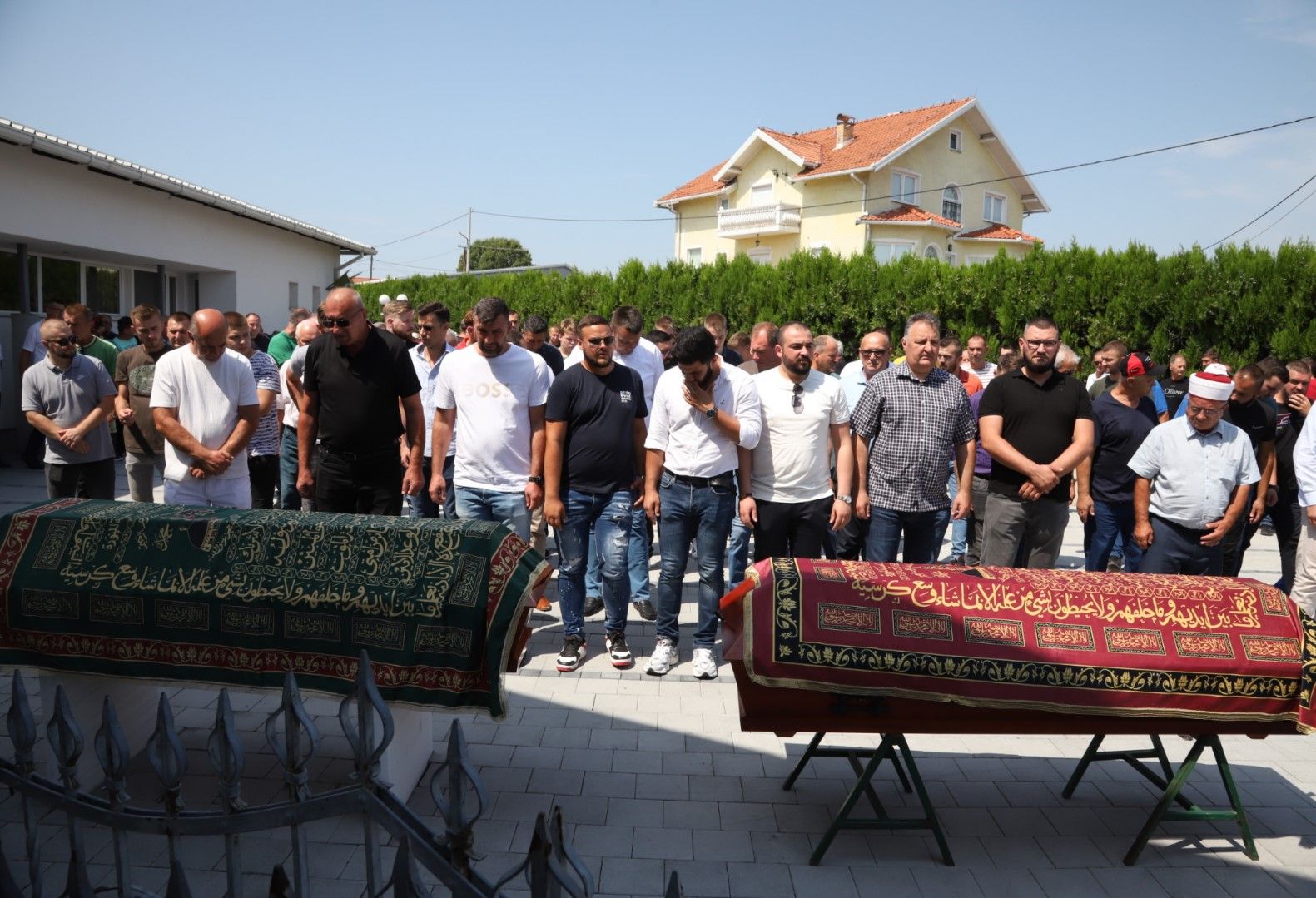 TUGA NE NAPUŠTA GRADAČAC Stotine ljudi na dženazi Đengizu i Denisu Onderu, žrtvama pomahnitalog ubice