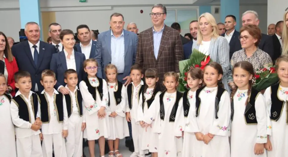 Mališani Vučiću i Dodiku uručili zanimljive poklone