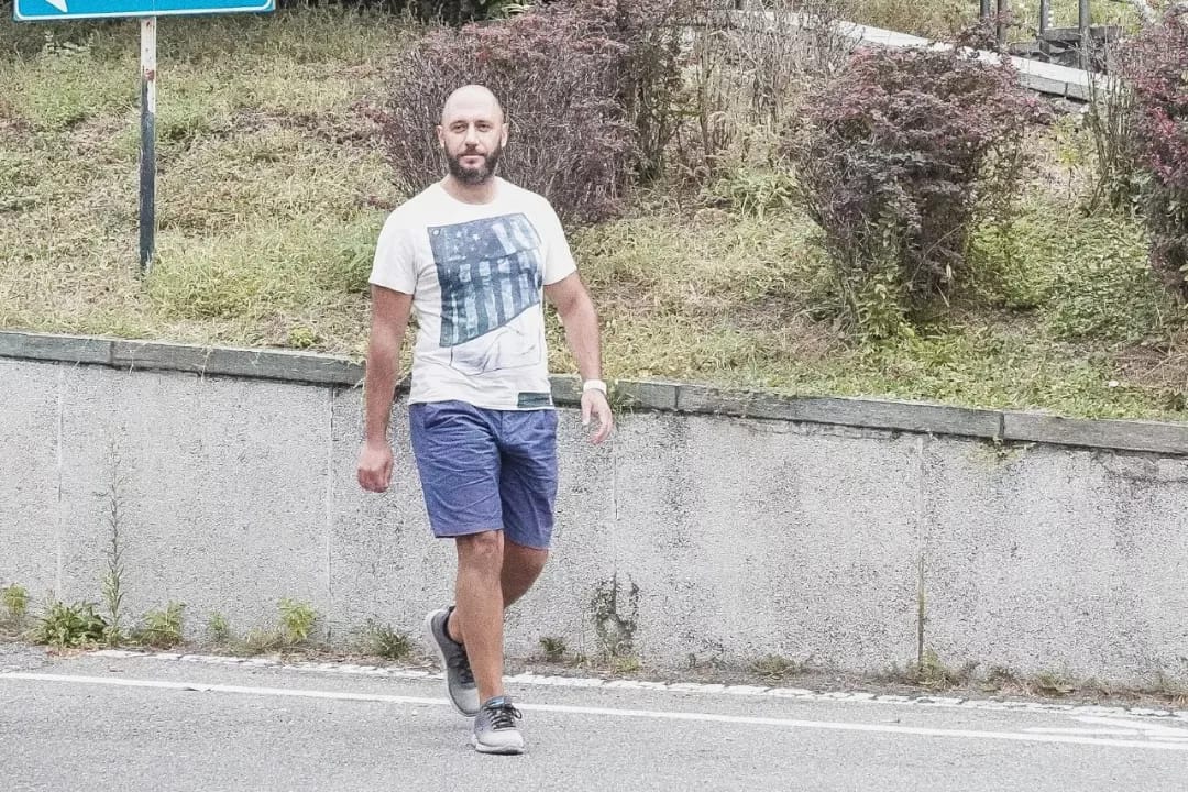 BANKAR PROGLAŠEN HEROJEM Uhvatio dijete (3) koje je palo sa balkona petog sprata (FOTO)
