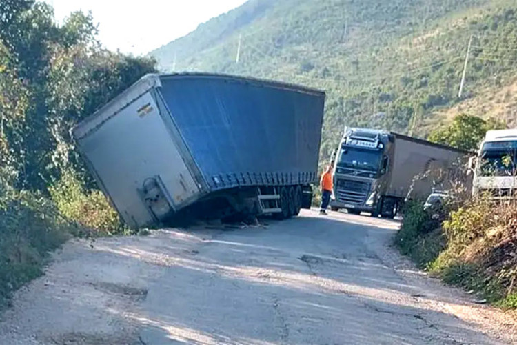 OTEŽAN SAOBRAĆAJ Otkačila se prikolica kamiona nasred puta Berkovići - Bileća