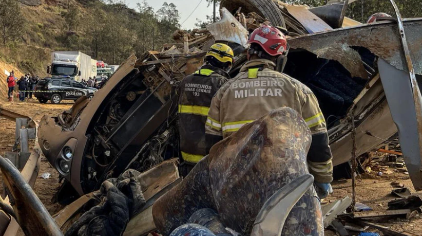 Sedmoro navijača poginulo, a 27 povrijeđeno kada je autobus upao u jarugu