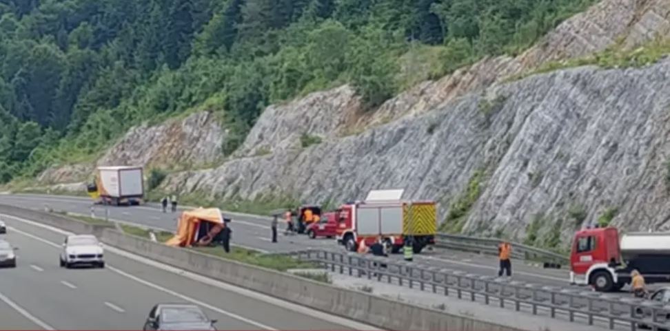 TEŠKA NESREĆA KOD KLJUČA Maloljetnici izgubili kontrolu nad vozilom, povrijeđen dječak (14)