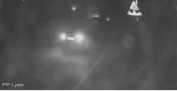 ZAŠTO JE RAMPA BILA PODIGNUTA? ŽRS objavile snimak nesreće: Auto se zabio u voz na pružnom prelazu kod Stanara (VIDEO)
