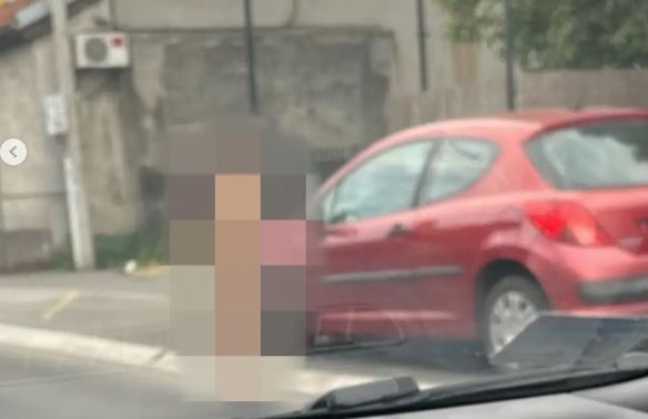 "OČIGLEDNO JOJ JE POTREBNA POMOĆ" Žena gola hodala ulicom, razbjesnila prisutne (FOTO)