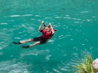 JELENA ĐOKOVIĆ U NESVAKIDAŠNJEM IZDANJU Pliva sa kikicama u rukama i ne skida osmijeh sa lica: "Kuliram" (VIDEO)