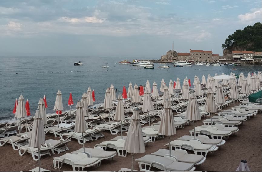 LEŽALJKE NA SPRAT SLJEDEĆA FAZA CRNOGORSKOG TURIZMA Vrtoglave cijene na meti kritika turista: "Neprijatno, tijesno i nabijeno" (FOTO)