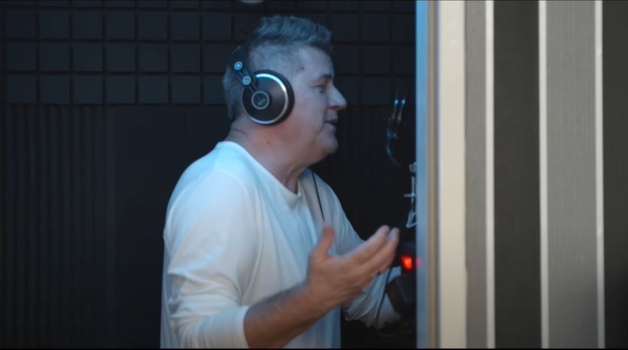 "MOLIM VAS ZA RAZUMIJEVANJE" Popularni pjevač doživio srčani udar: Hitno primljen u bolnicu (FOTO)