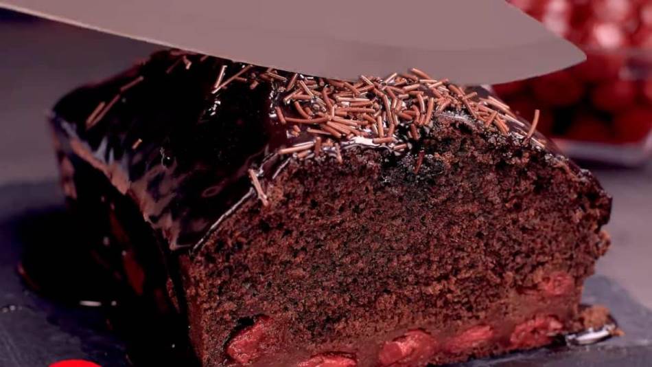 ČOKOLADNI KOLAČ SA VIŠNJAMA Prelijte raskošnom glazurom - poslastica za prave hedonsite